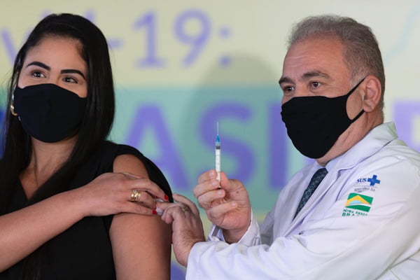 Marcelo Queiroga aplica vacina brasileira da Fiocruz