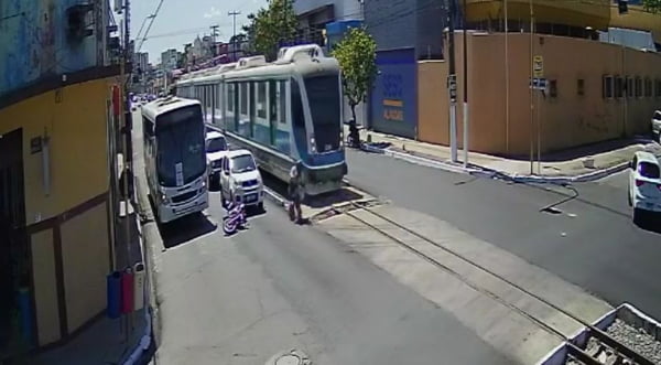 Motociclista salva idosa de ser atingida por VLT em Maceió