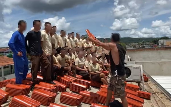 Alunos de colégio militar são filmados em cima do telhado em Aparecida de Goiânia, Goiás