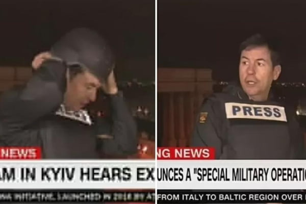 Repórter da CNN Internacional se desespera com explosões após Rússia atacar Ucrânia. Em imagens justapostas, o jornalista é visto colocando colete e capacete em ambiente externo - Metrópoles