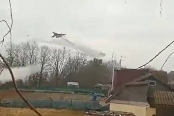 Jato russo dispara míssil em área residencial na Ucrânia sob céu nublado - Metrópoles