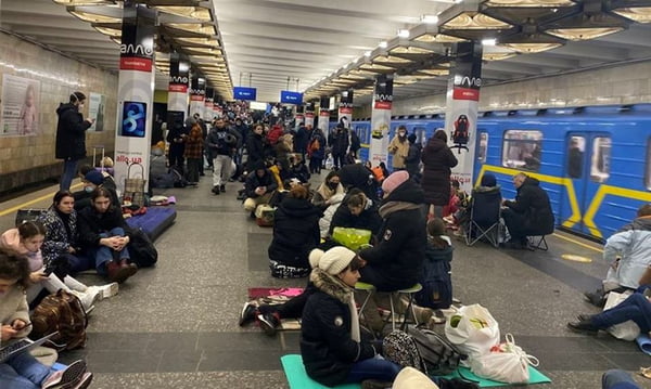 Refugiados da guerra em estação de metrô de Kiev