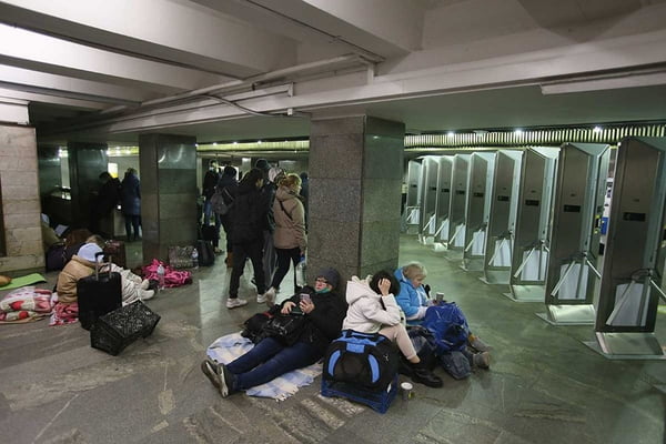 Pessoas se abrigam em estações de metrô em Kiev, na Ucrânia - Metrópoles