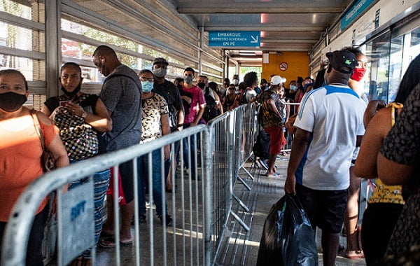 Estação do BRT lotada de passageiros no Rio de Janeiro, uma rotina diária na cidade