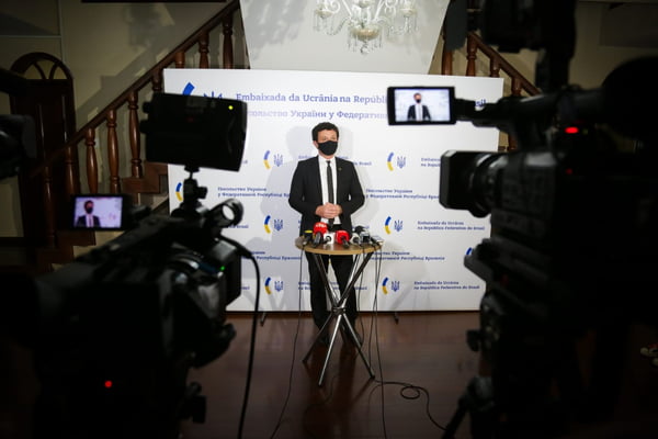 Anatoliy Tkach, encarregado de negócios da embaixada da Ucrânia em Brasília, concede entrevista