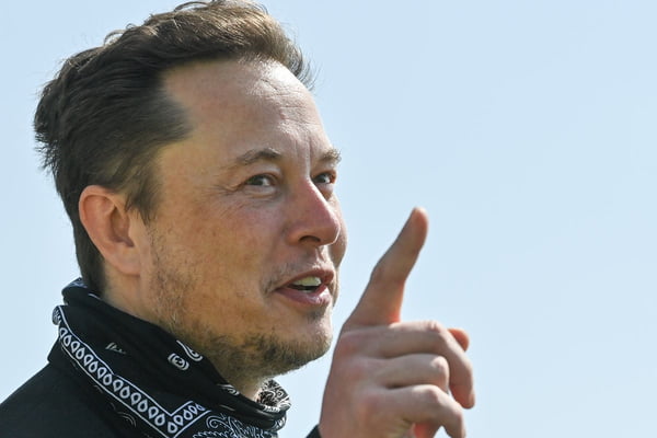 Foto do rosto de homem com o dedo apontado chip cerebral Elon Musk