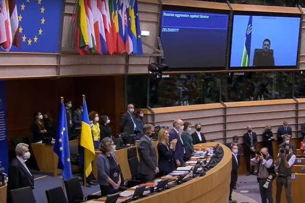 Zelensky é aplaudido no Parlamento Europeu
