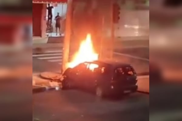 Carro é incendiado com duas pessoas dentro em Santa Cruz