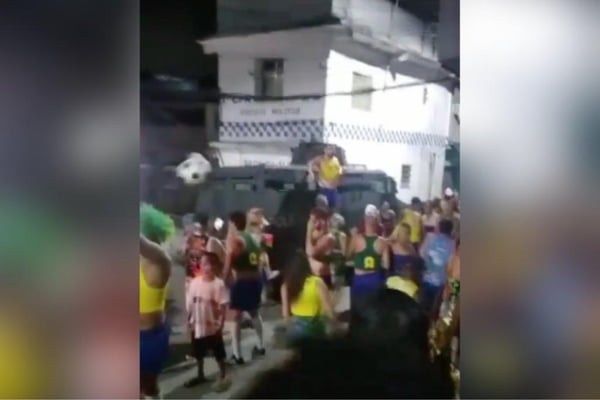 Folião faz 'caveirão' da PM de trio elétrico no Rio