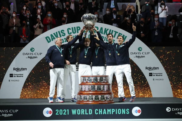 Equipe russa levantando o troféu da Taça Davis
