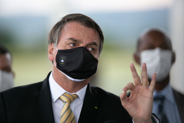 Presidente Jair Messias Bolsonaro cumprimenta apoiadores e fala com a imprensa