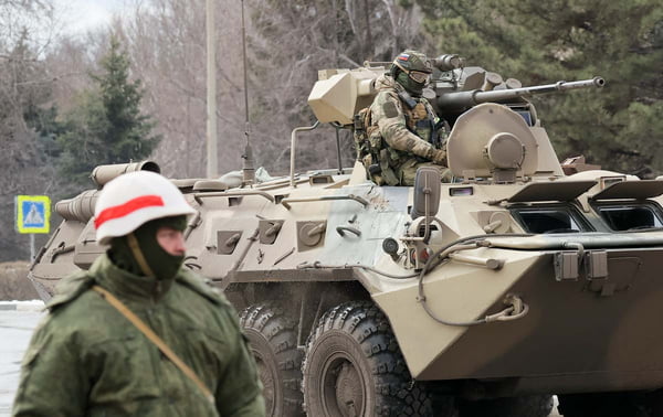 Militares russos ocupam Crimeia, região tomada pela Rússia da Ucrânia em 2014. Eles usam tanque e uniforme - Metrópoles