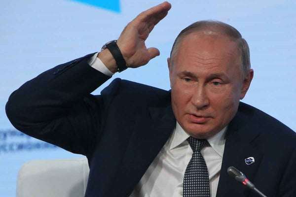 Presidente da Rússia, Vladimir Putin, faz gesto enquanto fala em evento - Metrópoles