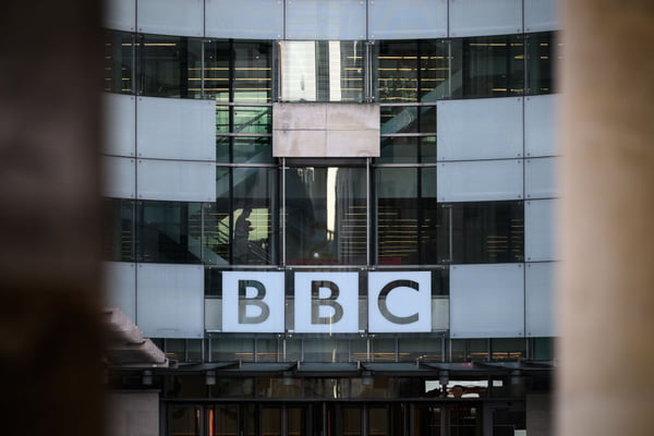 Fachada da rede de comunicação inglesa BBC, que suspendeu trabalhos na sucursal russa - Metrópoles