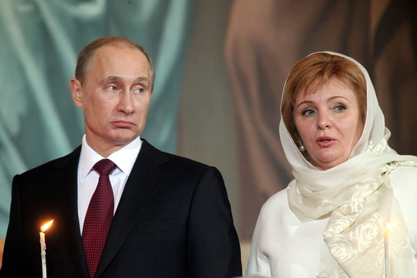 Fotografia colorida. Vladimir Putin e Lyudmila Shkrebneva ou Putina