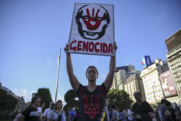 Centenas de pessoas se reúnem em torno da Praça de Maio em Buenos Aires, Argentina durante uma manifestação para protestar contra os ataques da Rússia à Ucrânia