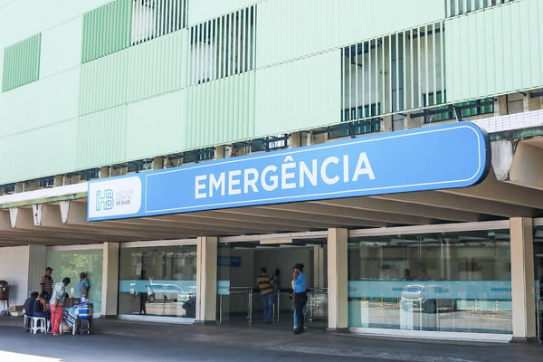 Fachada da entrada de emergência do Hospital de Base, em Brasília