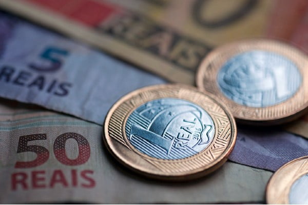 Cédulas e moedas de dinheiro em real-Metrópoles