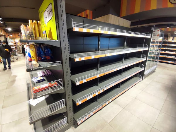 Mercados na Ucrânia têm prateleiras vazias com escassez de produtos em decorrência da guerra - Metrópoles