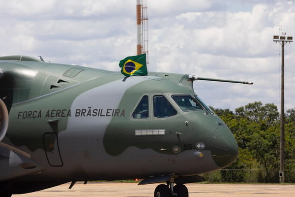 Aeronave da FAB que trouxe resgatados da guerra da Ucrânia, vindos da Polônia, aparece decorado com a bandeira do Brasil em base aérea de Brasília- Metrópoles