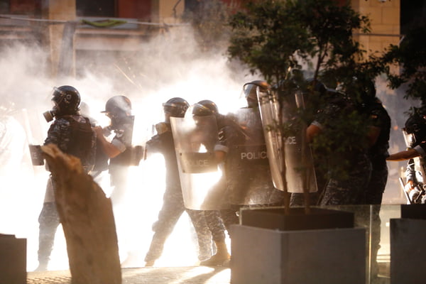 Manifestantes entram em confronto com policiais em protesto contra o governo em beirute