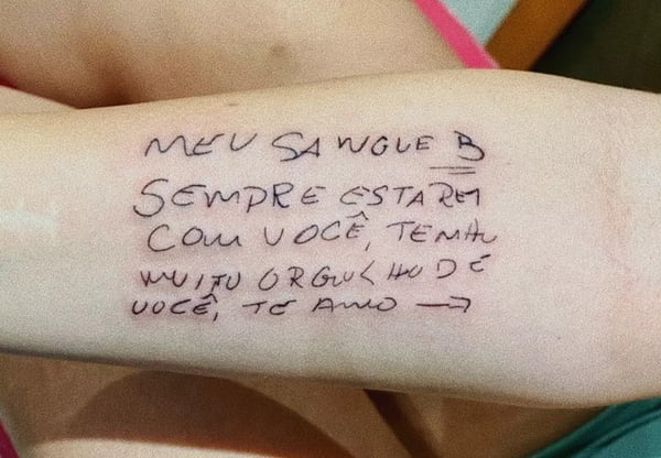 Uma jovem de 24 anos, moradora de Santos, no litoral de São Paulo, tatuou um bilhete escrito pelo pai de 61 anos antes de morrer por complicações de Covid-19