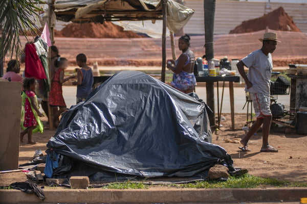 Moradores de rua constroem barracos ao longo das vias publicas de brasília