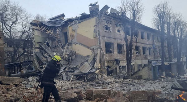 Bombeiros são vistos em o local após ataques aéreos atingirem assentamentos civis enquanto os ataques russos continuam na Ucrânia em Dnipro, Ucrânia