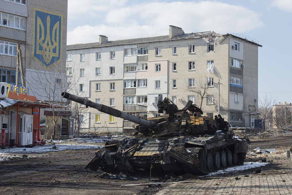 tanque queimado é vista em meio ao conflito russo-ucraniano na cidade de Volnovakha, Donetsk Oblast, Ucrânia