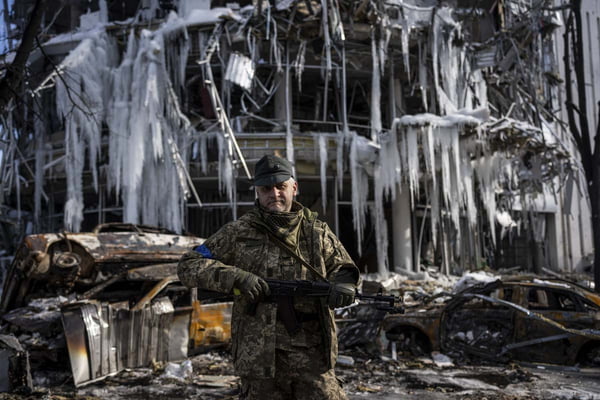 destruição após bombardeios e mísseis russos em curso em Kharkiv, Ucrânia