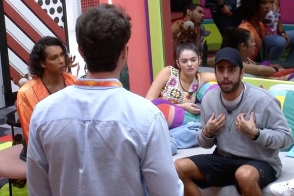 Momento da dicussão entre o líder da semana no Big Brother Brasil, Lucas, e o emparedado Pedro Scooby. Eles estão acompanhados por Lina e Eslovênia na sala - Metrópoles