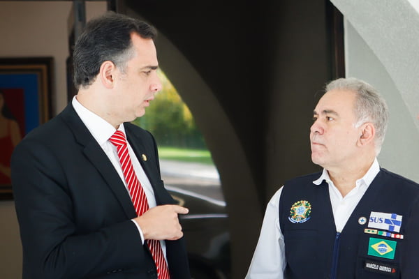 O presidente do Senado, Rodrigo Pacheco, em frente à sua residência oficial, ao lado do ministro da Saúde, Marcelo Queiroga - Metrópoles
