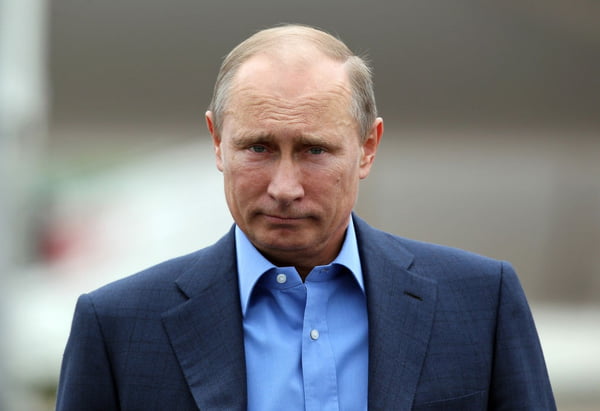 Imagem do presidente da Rússia, Vladimir Putin, de terno azul e testa franzida