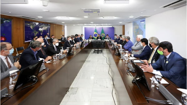Reunião ministerial com o presidente Bolsonaro. Na mesa em forma de "U", os ministros se reúnem diante de computadores - Metrópoles