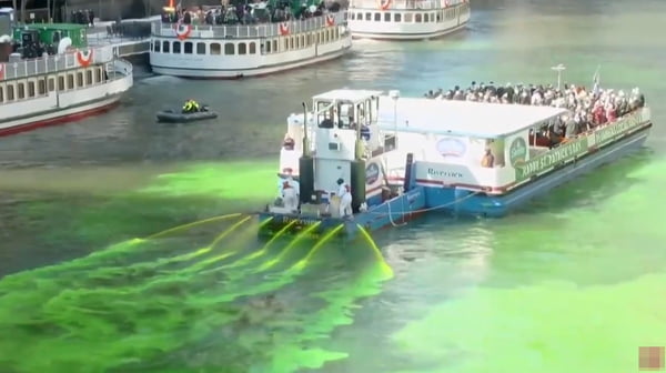 barco despeja tinta verde em rio