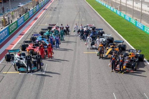 Pilotos da temporada 2022 da Fórmula 1 posam na pista - Metrópoles