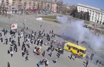 Manifestantes são atingidos em Kherson, cidade da Ucrânia, e governo acusa Rússia pela responsabilidade do atentado. Na foto é possível ver manifestantes correndo de uma praça com muita fumaça - Metrópoles