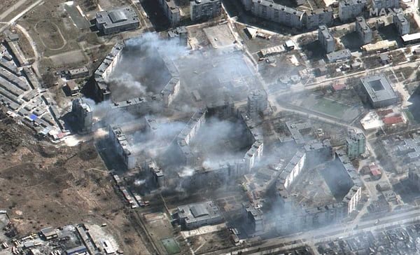 Imagem de satélite mostra destruição em área residencial com muita fumaça após ataque aéreo da Rússia em Mariupol, Ucrânia - Metrópoles