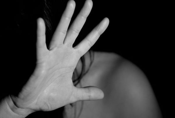 foto em preto e branco mulher esconde o rosto com as mãos
