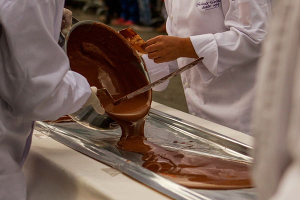 foto de pessoas despejando chocolate em forma