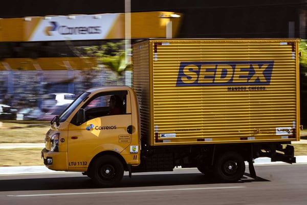 foto do caminhão amarelo dos correios escrito sedex - Metrópoles