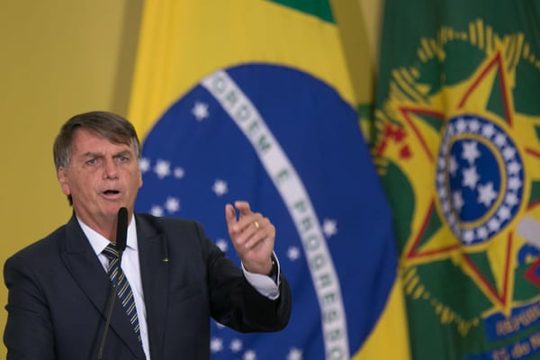O presidente Bolsonaro em discursa no Planalto no lançamento do Programa Renda e Oportunidade. Ele usa terno e gesticula, frente ao microfone com a bandeira do Brasil ao fundo - Metrópoles