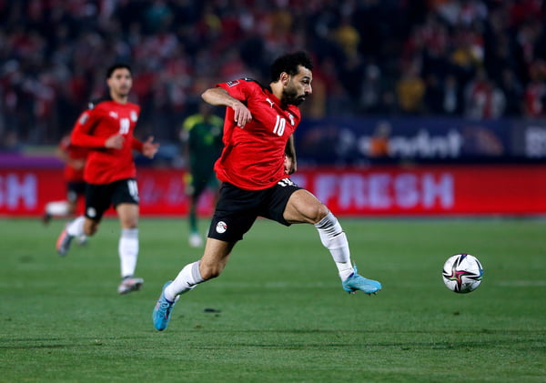 Mohamed Salah, atacante da seleção do Egito, em jogo contra Senegal, valendo vaga na Copa do Mundo