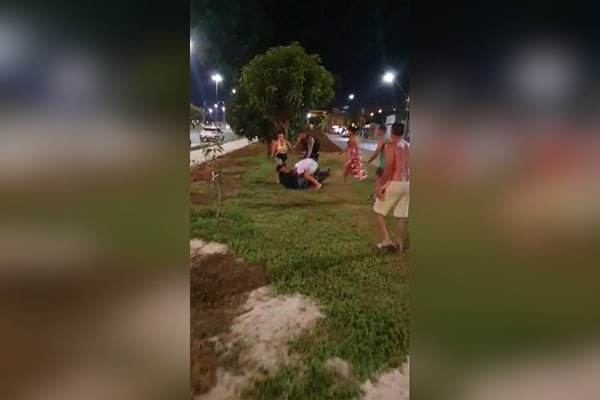 pessoas brigando em grama