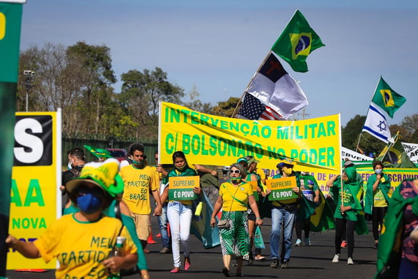 Passeata pró-Bolsonaro em frente ao QG do Exército