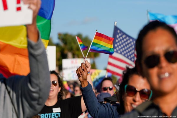 manifestantes com bandeiras do grupo LGBTQIA+ e dos EUA
