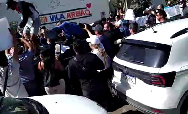 Manifestantes são presos após subirem em carro de prefeito de Goiânia durante protesto