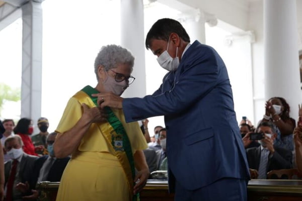 Welligton Dias deixa o governo do Piauí para se candidatar ao Senado. Em evento, ele passa a faixa de governador para sua vice, Regina Sousa enquanto uma multidão assiste - Metrópoles