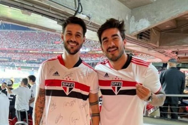 Os ex-BBBs Rodrigo Mussi (BBB22) e Gui Napolitano (BBB20) posam para foto em estádio com camisa do São Paulo - Metrópoles