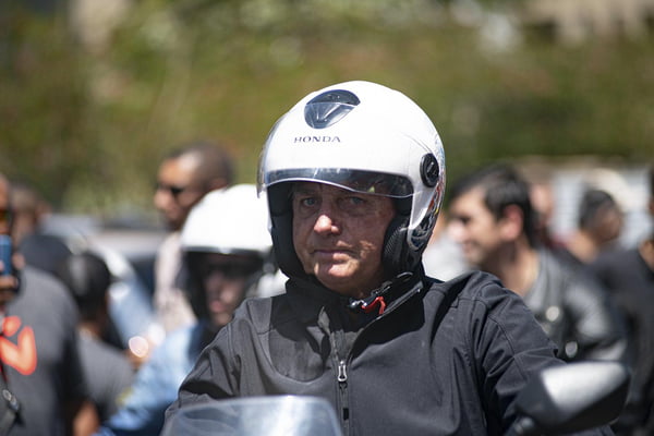 Presidente da República, Jair Bolsonaro, passeio de moto e cumprimenta apoiadores no bairro Sudoeste em Brasília